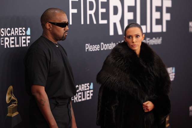 Kanye West and his wife were 'kicked out' of the 2025 Grammy red carpet after their shocking nude display? - Photo 1.