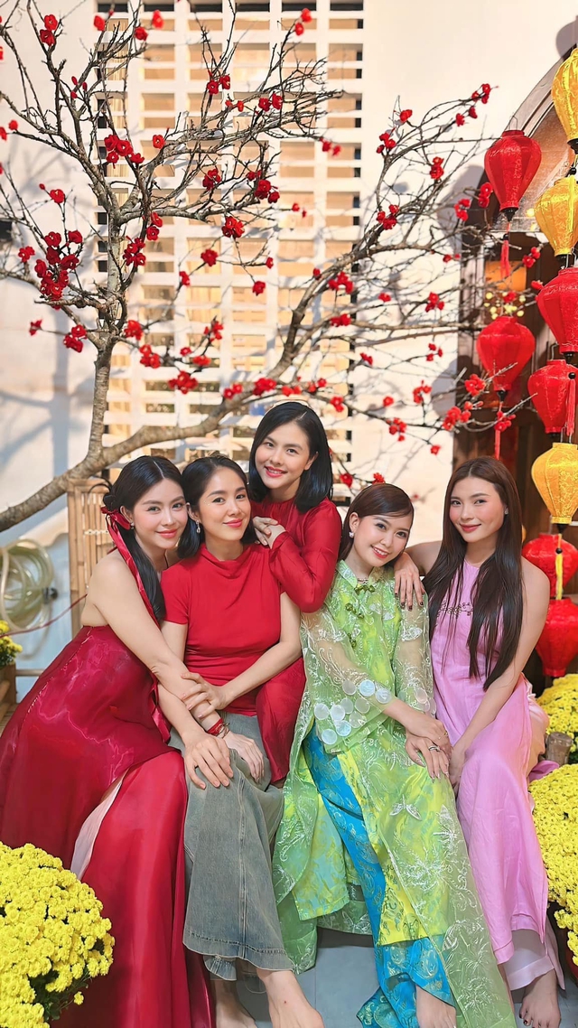 Showbiz 3.2: Lê Phương thăm biệt thự của Vân Trang, 'Yêu nhầm bạn thân' trên đường đua phim tết- Ảnh 1.