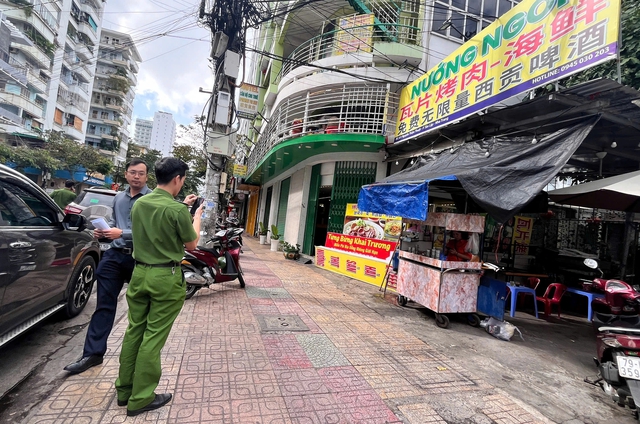 Vụ quán ăn bị tố 'chặt chém' ở Nha Trang: Chủ quán tháo biển hiệu- Ảnh 2.