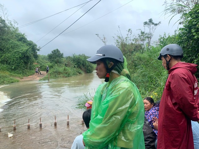 Chồng mất do lũ cuốn, vợ bệnh không biết làm gì để nuôi con- Ảnh 1.