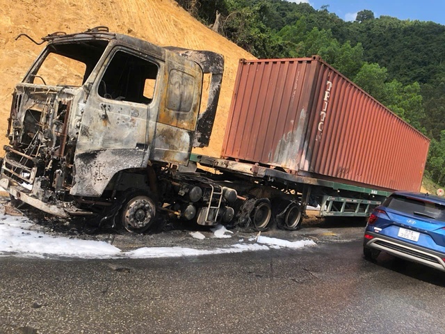 Cháy xe container trên đèo An Khê, giao thông ách tắc- Ảnh 1.