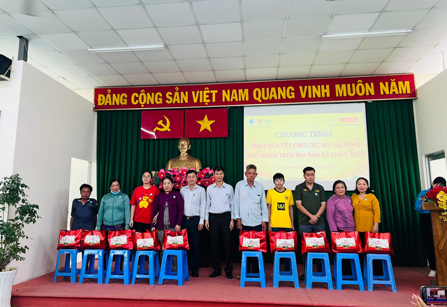 Ông Trần Ngọc Công - Giám đốc Trạm nghiền INSEE Hiệp Phước trao quà Tết cho các hộ gia đình khó khăn trên địa bàn Xã Long Thới, TP.HCM