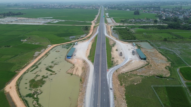 Vụ khe co giãn bung khỏi mặt đường cao tốc, ô tô nổ lốp: Chủ đầu tư nói gì?- Ảnh 2.