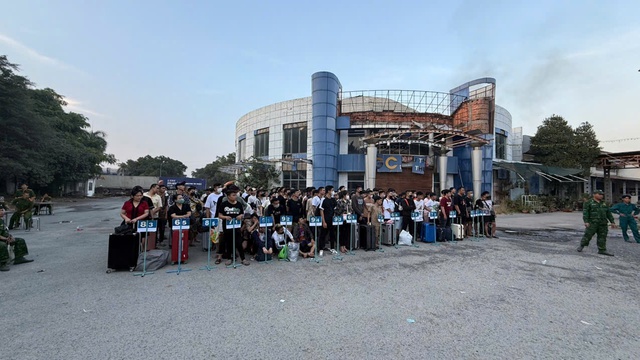 Tây Ninh: Bắt giữ 24 nghi phạm lừa đảo vừa bị Campuchia trao trả- Ảnh 3.