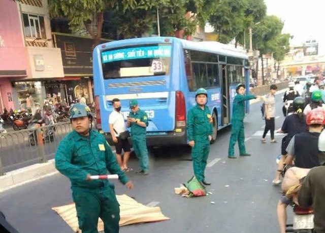 TP.HCM: Tai nạn liên hoàn, xe buýt cán tử vong tài xế công nghệ- Ảnh 1.