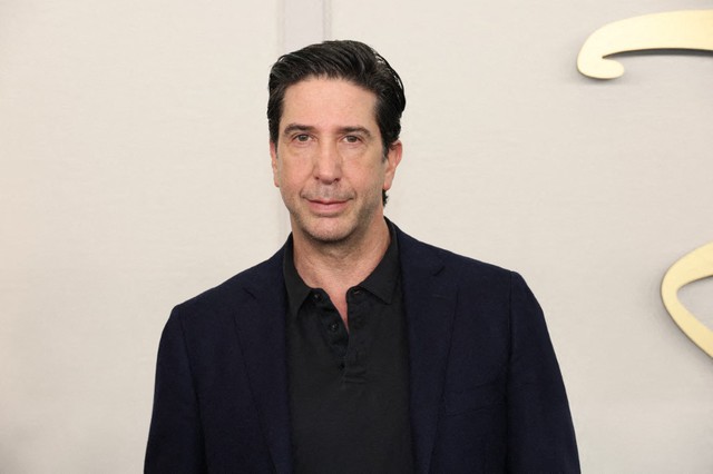 David Schwimmer kêu gọi Elon Musk loại bỏ 'kẻ cuồng tín điên loạn' Kanye West khỏi X- Ảnh 1.