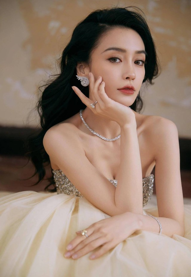 Angelababy tái xuất, rạng rỡ đón tuổi mới hậu 'phong sát ngầm'- Ảnh 4.