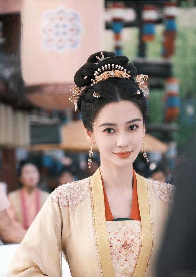 Angelababy tái xuất, rạng rỡ đón tuổi mới hậu 'phong sát ngầm'- Ảnh 5.