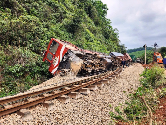 Xuyên đêm cứu hộ đoàn tàu hàng bị trật bánh- Ảnh 5.