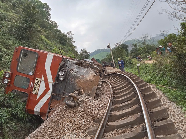 Tàu chở hàng trật bánh khỏi đường ray, lật nghiêng tại Hà Tĩnh- Ảnh 1.