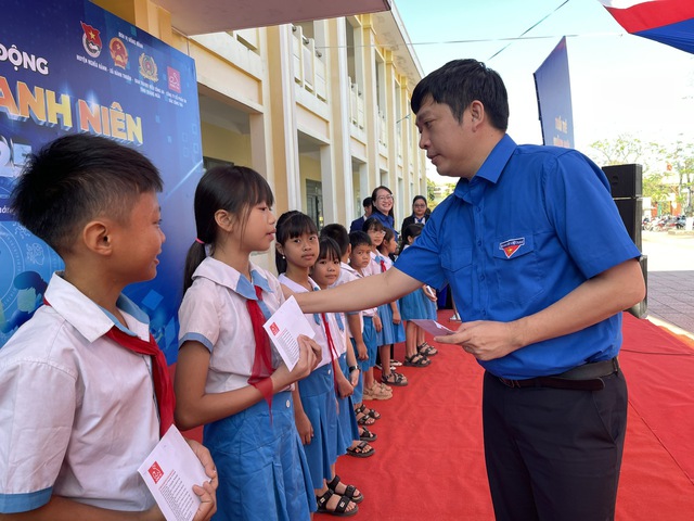 Tháng Thanh niên là đợt sinh hoạt chính trị cao điểm của tuổi trẻ Quảng Ngãi - Ảnh 2.