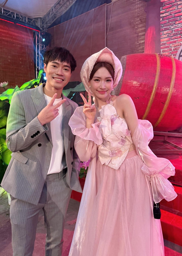 Showbiz 1.3: Văn To&agrave;n - H&ograve;a Minzy g&acirc;y sốt; Hương Ly được cầu h&ocirc;n - Ảnh 1.