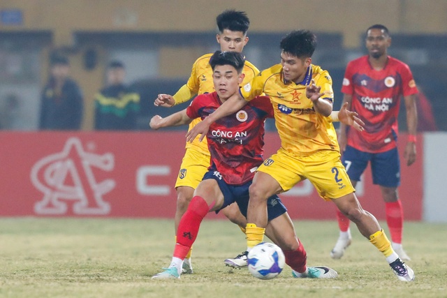 Bảng xếp hạng V-League mới nhất: CLB CAHN văng khỏi tốp đầu, cuộc chiến nhóm cuối căng thẳng- Ảnh 1.