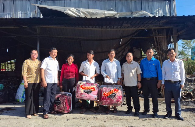 C&agrave; Mau: Hỏa hoạn trong đ&ecirc;m g&acirc;y thiệt hại 3 nh&agrave; d&acirc;n - Ảnh 1.