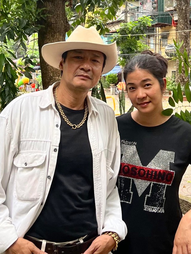 Cuộc sống của &lsquo;vua b&atilde;i r&aacute;c&rsquo; V&otilde; Ho&agrave;i Nam b&ecirc;n vợ k&eacute;m 12 tuổi - Ảnh 1.