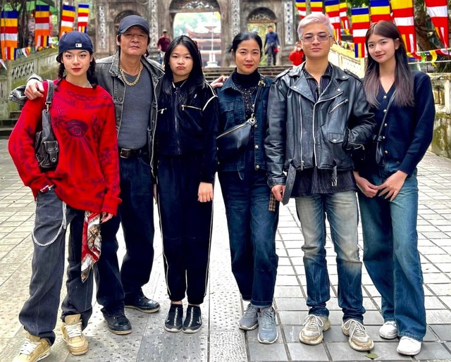 Cuộc sống của &lsquo;vua b&atilde;i r&aacute;c&rsquo; V&otilde; Ho&agrave;i Nam b&ecirc;n vợ k&eacute;m 12 tuổi - Ảnh 2.