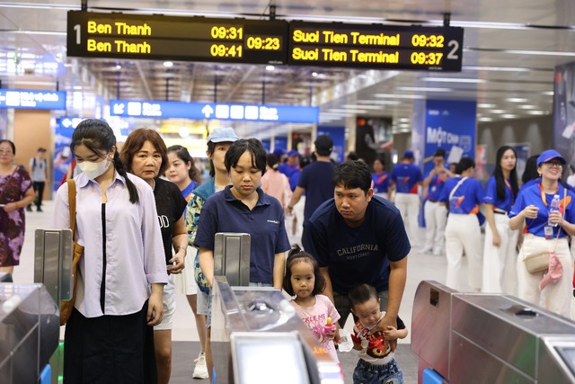 Metro TP.HCM: Giới trẻ thích thú 'chạm' thẻ NAPAS, xé 'túi mù', nhận quà hot trend - Ảnh 1.