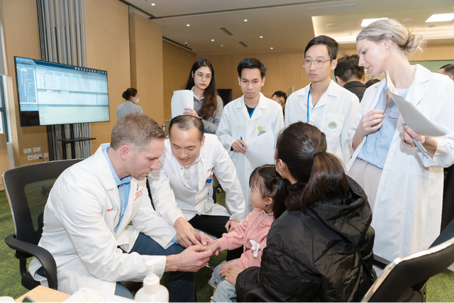 30 chuyên gia Mỹ quy tụ tại Bệnh viện Hồng Ngọc khám cho bệnh nhân nghèo dị tật- Ảnh 1. 30 chuyên gia Mỹ quy tụ tại Bệnh viện Hồng Ngọc khám cho bệnh nhân nghèo dị tật- Ảnh 1.