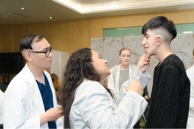 30 chuyên gia Mỹ quy tụ tại Bệnh viện Hồng Ngọc khám cho bệnh nhân nghèo dị tật- Ảnh 2. 30 chuyên gia Mỹ quy tụ tại Bệnh viện Hồng Ngọc khám cho bệnh nhân nghèo dị tật- Ảnh 2.