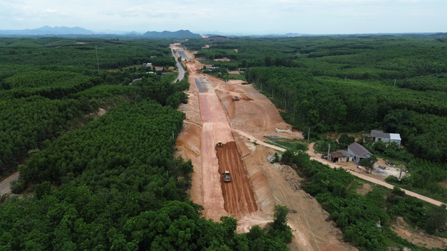 Quyết tâm hoàn thành 5 tuyến cao tốc từ Hà Tĩnh vào Quảng Trị trước tháng 7- Ảnh 2.