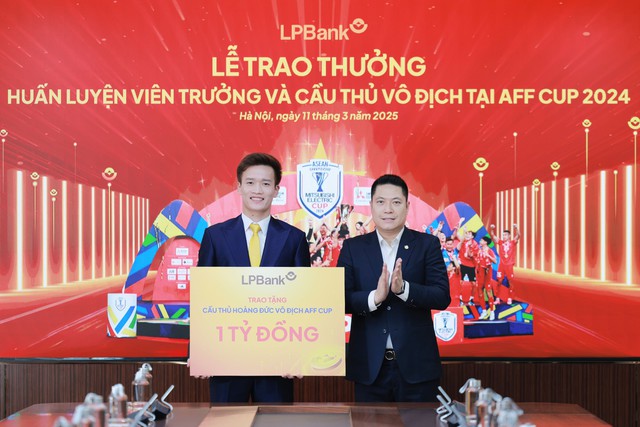 LPBank trao thưởng cho HLV trưởng Kim Sang-sik và cầu thủ vô địch tại AFF Cup- Ảnh 1.