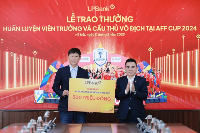 LPBank trao thưởng cho HLV trưởng Kim Sang-sik và cầu thủ vô địch tại AFF Cup- Ảnh 2.