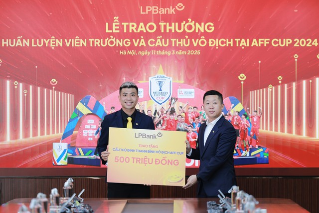 LPBank trao thưởng cho HLV trưởng Kim Sang-sik và cầu thủ vô địch tại AFF Cup- Ảnh 3.