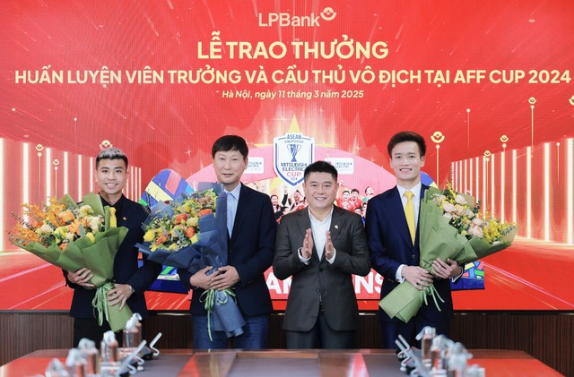 LPBank trao thưởng cho HLV trưởng Kim Sang-sik và cầu thủ vô địch tại AFF Cup- Ảnh 4.