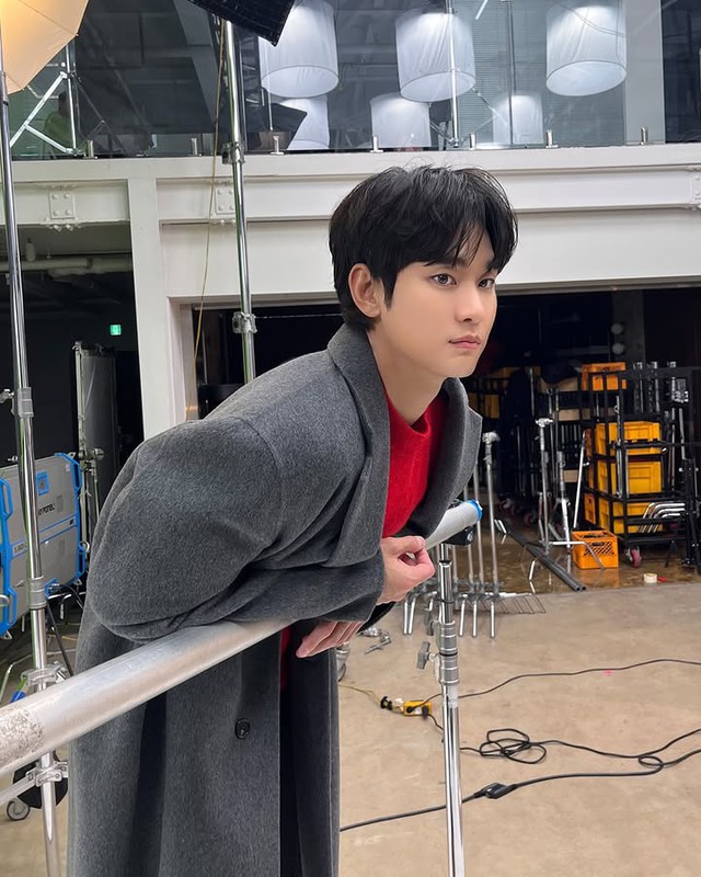 Kim Soo Hyun gặp 'bão' khi lộ thêm ảnh thân mật với Kim Sae Ron- Ảnh 5.