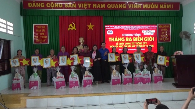 Biên phòng và Tỉnh đoàn Bến Tre: 'Hãy làm sạch biển' - Ảnh 1.