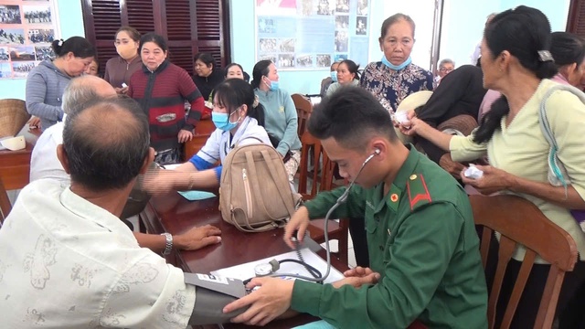 Biên phòng và Tỉnh đoàn Bến Tre: 'Hãy làm sạch biển' - Ảnh 5.