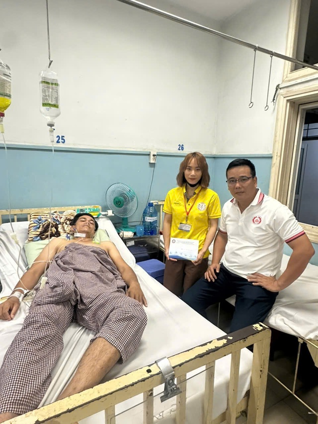 HLV đua thuyền Việt Nam Võ Văn Tìm rơi vào cảnh ngặt nghèo: Cần lắm sự sẻ chia!- Ảnh 1. HLV đua thuyền Việt Nam Võ Văn Tìm rơi vào cảnh ngặt nghèo: Cần lắm sự sẻ chia!- Ảnh 1.