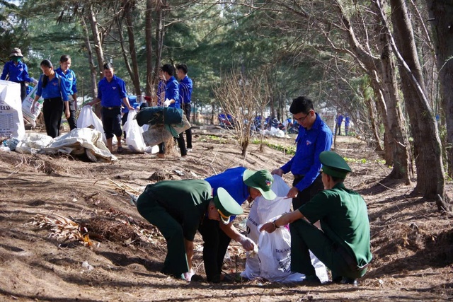 Biên phòng và Tỉnh đoàn Bến Tre: 'Hãy làm sạch biển' - Ảnh 3.