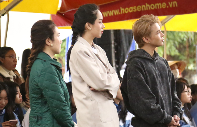 Hoa hậu Thanh Thủy kh&oacute;c nghẹn trước người mẹ kh&ocirc;ng tỉnh t&aacute;o vẫn kiếm tiền nu&ocirc;i con- Ảnh 1.