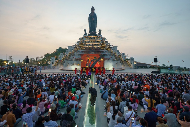 “អ្នកធំ” រួមដៃគ្នាផ្សព្វផ្សាយទេសចរណ៍វៀតណាម ភ្ញៀវទេសចរទទួលបានផលប្រយោជន៍ - រូបថត ១.