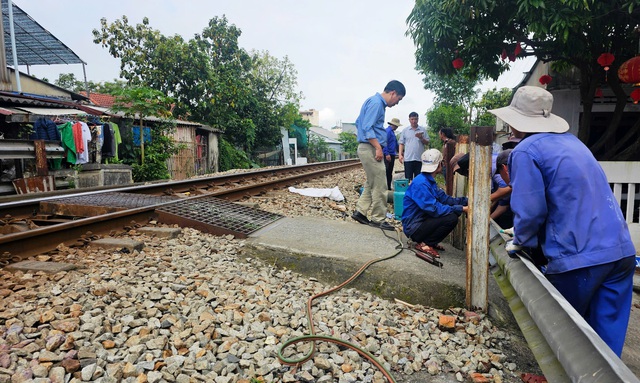Đ&oacute;ng lối đi tự mở sau tai nạn đường sắt thương t&acirc;m tại TP . Huế - Ảnh 1.