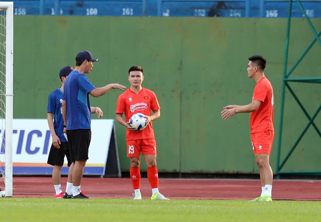 Đình Triệu đau lưng, Việt Anh rời đội tuyển Việt Nam: Gọi thêm thủ thành từng thắng Thái - Ảnh 3.