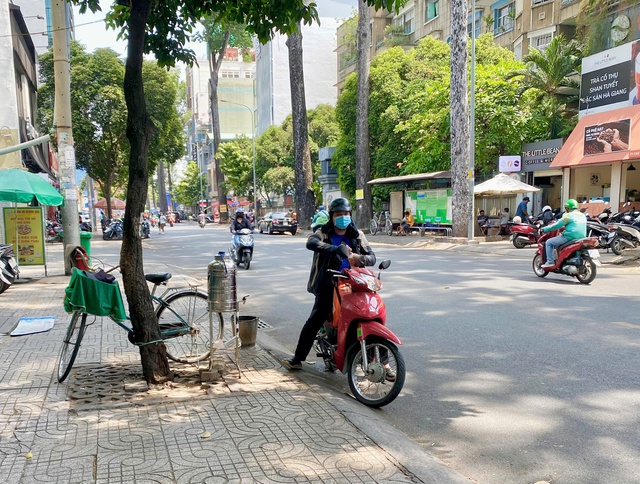 Những bình nước miễn phí làm mát lòng người lao động giữa trời nắng nóng - Ảnh 6. Những bình nước miễn phí làm mát lòng người lao động giữa trời nắng nóng - Ảnh 6.