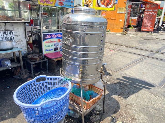 Những bình nước miễn phí làm mát lòng người lao động giữa trời nắng nóng - Ảnh 7. Những bình nước miễn phí làm mát lòng người lao động giữa trời nắng nóng - Ảnh 7.