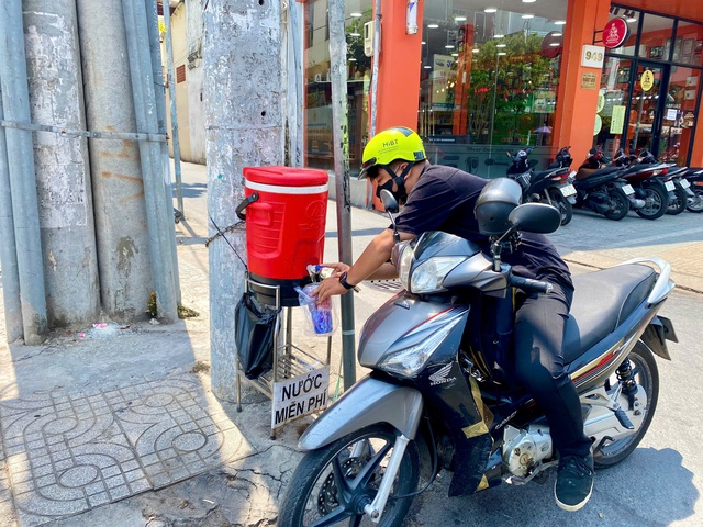 Những bình nước miễn phí làm mát lòng người lao động giữa trời nắng nóng - Ảnh 3. Những bình nước miễn phí làm mát lòng người lao động giữa trời nắng nóng - Ảnh 3.