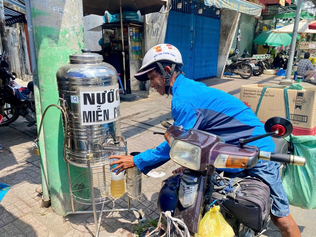 Những bình nước miễn phí làm mát lòng người lao động giữa trời nắng nóng - Ảnh 5. Những bình nước miễn phí làm mát lòng người lao động giữa trời nắng nóng - Ảnh 5.