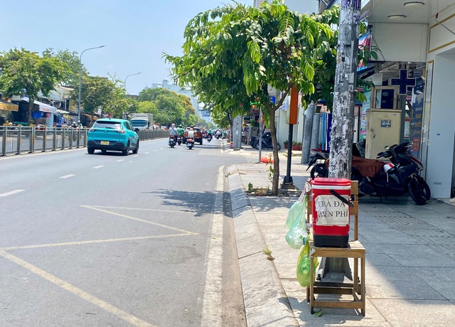 Những bình nước miễn phí làm mát lòng người lao động giữa trời nắng nóng - Ảnh 2. Những bình nước miễn phí làm mát lòng người lao động giữa trời nắng nóng - Ảnh 2.
