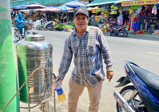 Những bình nước miễn phí làm mát lòng người lao động giữa trời nắng nóng - Ảnh 4. Những bình nước miễn phí làm mát lòng người lao động giữa trời nắng nóng - Ảnh 4.