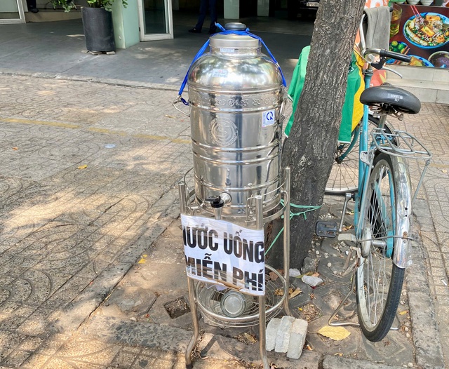 Những bình nước miễn phí làm mát lòng người lao động giữa trời nắng nóng - Ảnh 8. Những bình nước miễn phí làm mát lòng người lao động giữa trời nắng nóng - Ảnh 8.