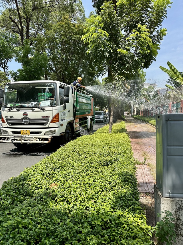 TP.HCM nắng nóng gần 40 độ C- Ảnh 6. TP.HCM nắng nóng gần 40 độ C- Ảnh 6.