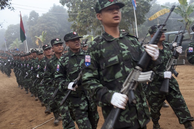 Binh sĩ Myanmar chạy sang Thái Lan vì bị nhóm vũ trang đối lập tấn công căn cứ- Ảnh 1.