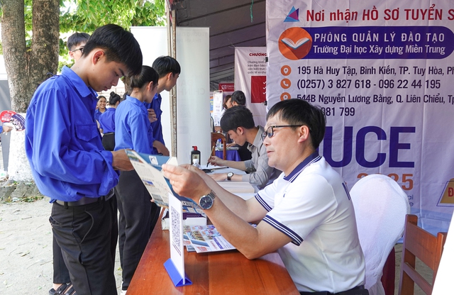 Tư vấn mùa thi tại Bình Định: Nhiều HS tìm được trường ĐH yêu thích - Ảnh 2. Tư vấn mùa thi tại Bình Định: Nhiều HS tìm được trường ĐH yêu thích - Ảnh 2.