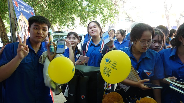 Tư vấn mùa thi tại Bình Định: Nhiều HS tìm được trường ĐH yêu thích - Ảnh 4. Tư vấn mùa thi tại Bình Định: Nhiều HS tìm được trường ĐH yêu thích - Ảnh 4.