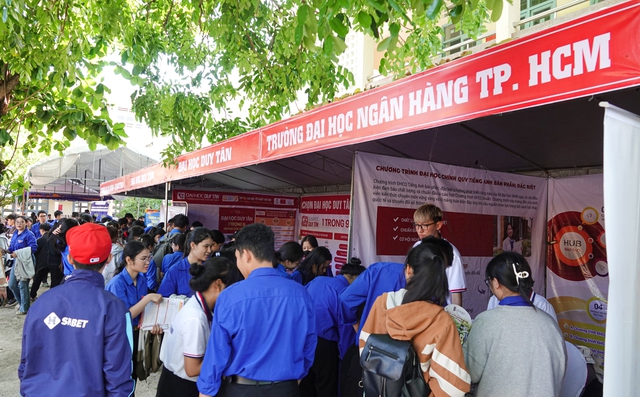 Tư vấn mùa thi tại Bình Định: Nhiều HS tìm được trường ĐH yêu thích - Ảnh 3. Tư vấn mùa thi tại Bình Định: Nhiều HS tìm được trường ĐH yêu thích - Ảnh 3.