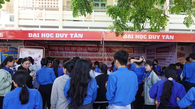 Tư vấn mùa thi tại Bình Định: Nhiều HS tìm được trường ĐH yêu thích - Ảnh 5. Tư vấn mùa thi tại Bình Định: Nhiều HS tìm được trường ĐH yêu thích - Ảnh 5.
